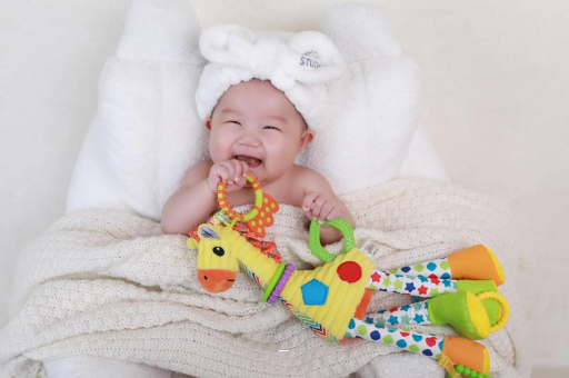 沈阳四个月宝宝揉眼睛